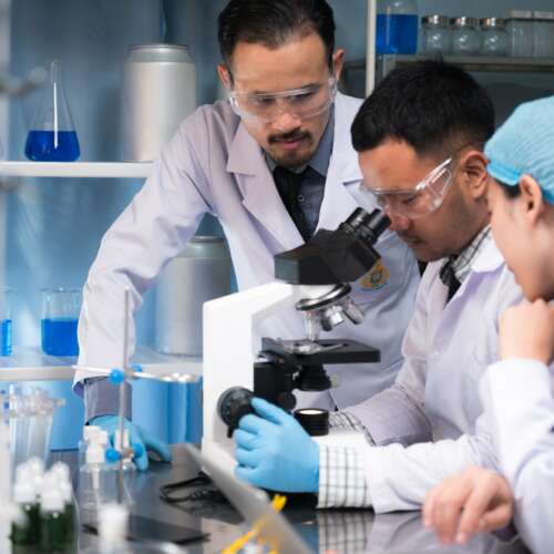 health-care-researchers-working-in-life-science-laboratory-1-500x500.jpg